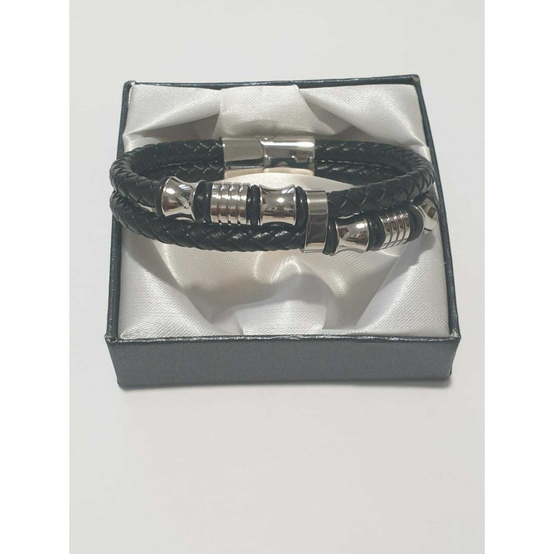 Bracciale uomo in acciaio e pelle nuovo in confezione regalo lunghezza 23,5 cm con aggancio magnetico sicuro e comodo. Bracciale uomo in acciaio e pelle nuovo in confezione regalo lunghezza 23,5 cm con aggancio magnetico sicuro e comodo.