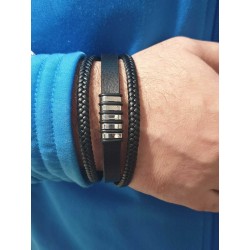 Bracciale uomo in acciaio e pelle nuovo in confezione regalo lunghezza 20,75 cm con aggancio. U n piccolo oggetto di gra