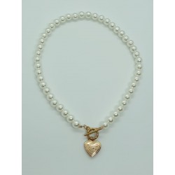 Stupenda collana donna con finte perle e cuoricino dorato come pendente. Materiali: Plastica, acciaio e zinco. Si adatta